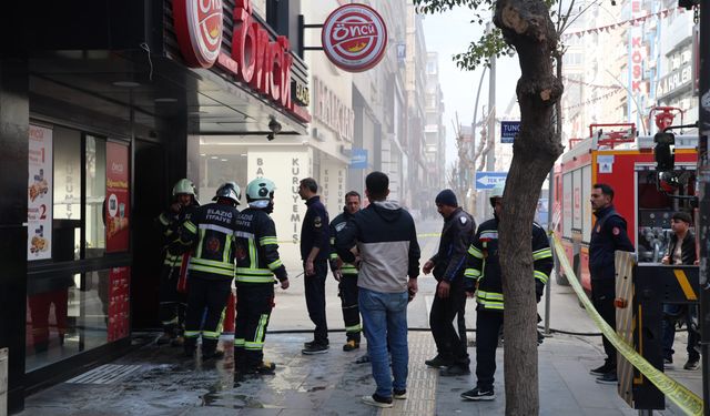 Dönercide yangın: 2 kişi dumandan etkilendi  