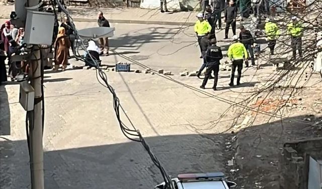 Bingöl'de su sorununu yolu trafiğe kapatarak protesto ettiler  