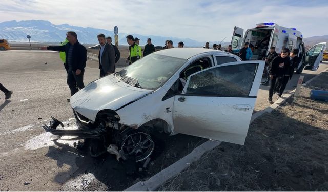 Yüksekova'da kaldırıma çarparak savrulan aracın sürücüsü yaralandı 