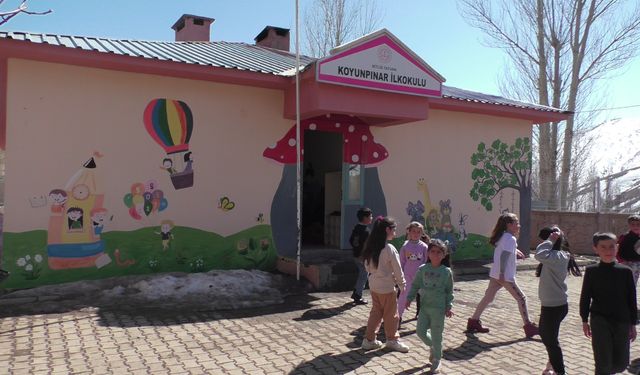 Fedakar öğretmen okulunu yeniledi  