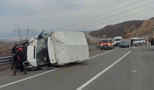Bingöl’de kamyonetle hafif ticari araç çarpıştı: 5 yaralı  