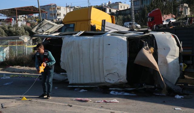 Hatay’da yolcu servisi park halindeki tıra çarptı: 6 ölü, 8 yaralı