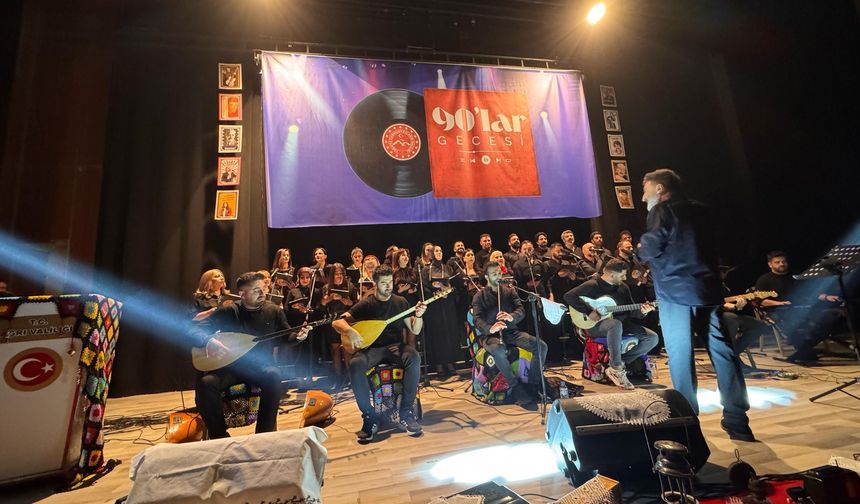 Ağrı’da “90’lar Türkü Gecesi” Coşkusu: Nostalji Rüzgârı Kültür Merkezi’ni Sardı