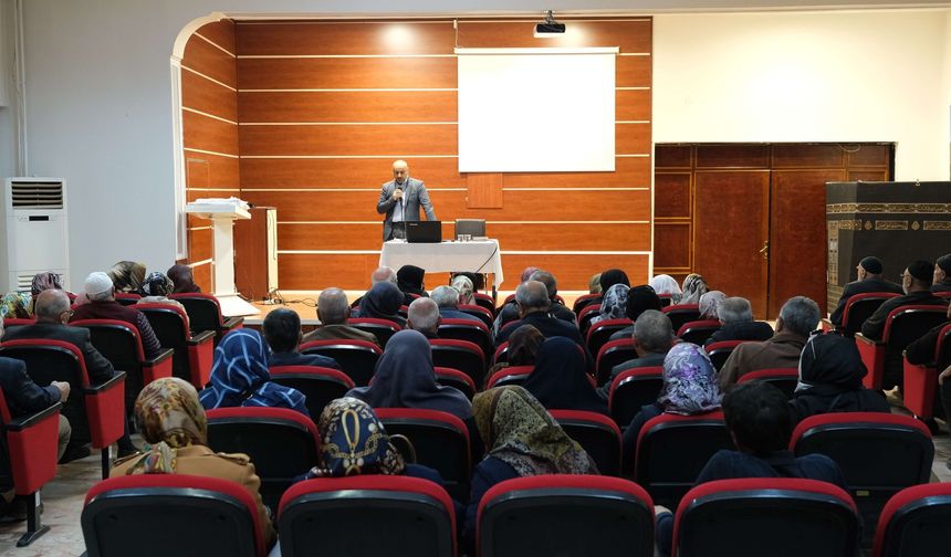 Erzincan’da 2025 hac yolcularına kutsal yolculuk öncesi bilgilendirme toplantısı düzenlendi