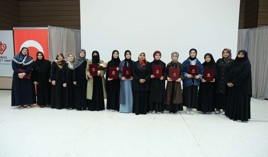 Erzincan’da hafızlık belgesi sevinci: 23 öğrenci dualarla belgelerini aldı