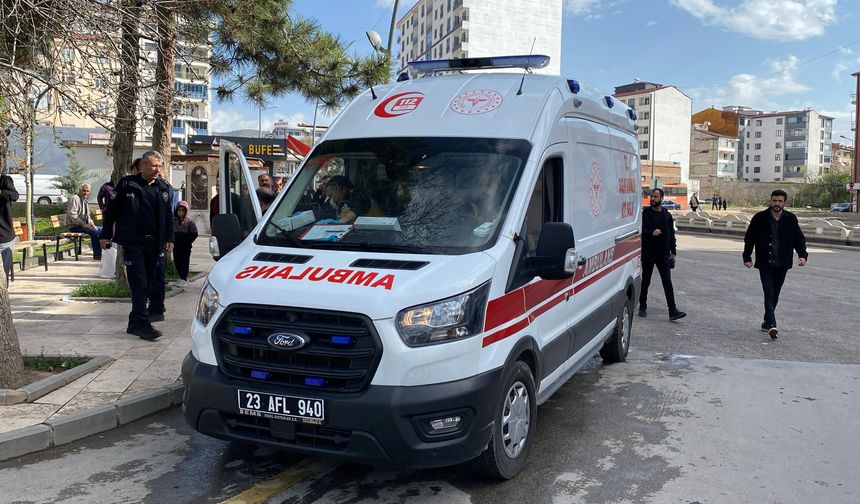 Elazığ’da dehşet anları: Husumetlisini cadde ortasında bıçakladı