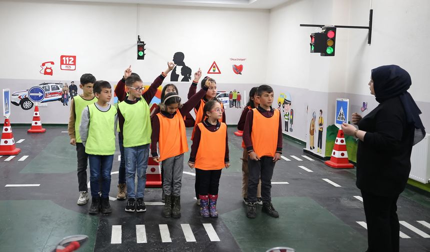 Muş’ta 3 bin öğrenci trafik kurallarını uygulamalı sınıfta öğrendi