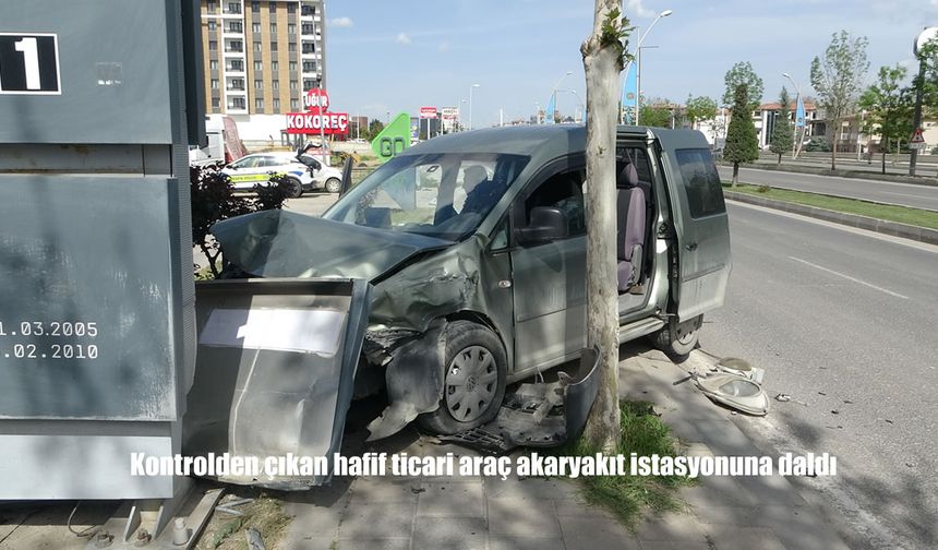 Malatya’da Korkutan Kaza: Hafif Ticari Araç Akaryakıt İstasyonuna Girdi, 2 Yaralı