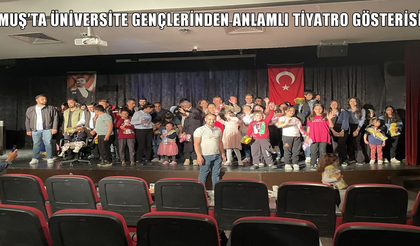 Malazgirt'te özel öğrenciler için sahne alan üniversiteliler, unutulmaz anlara imza attı