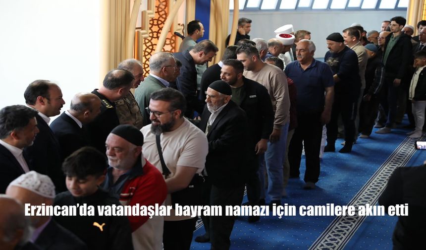 Erzincan’da Bayram Sabahı Cami Avlularında Duygu Dolu Anlar Yaşandı