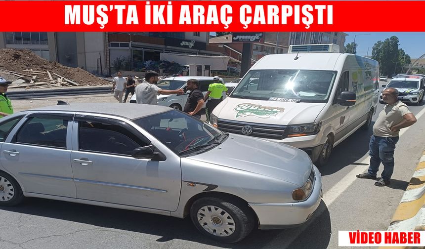Muş'ta iki otomobil kavşakta çarpıştı
