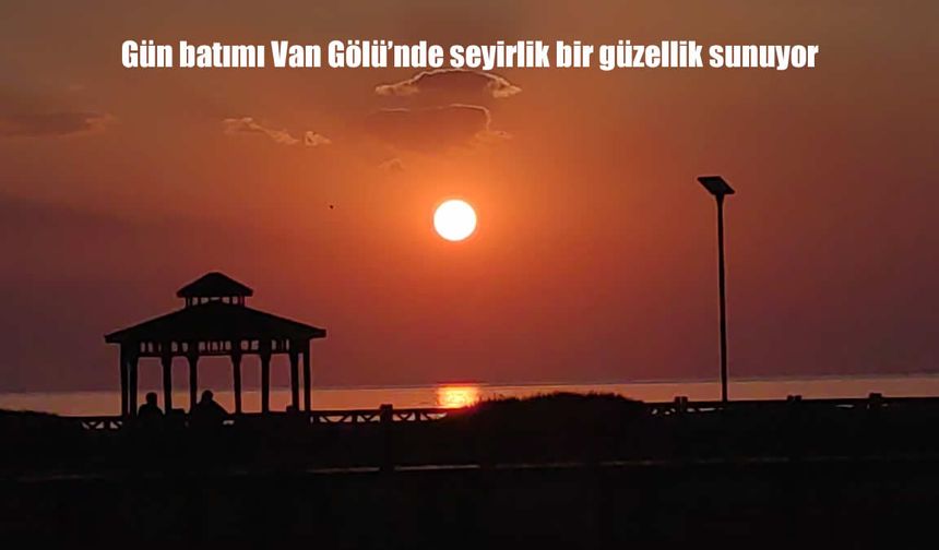 Van Gölü’nde gün batımı büyülüyor: Turuncu ve kızılın eşsiz dansı