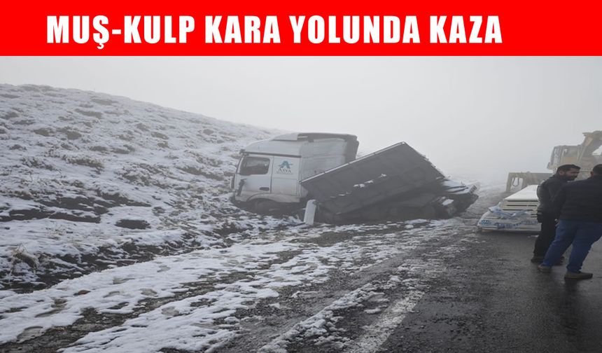 Muş-Kulp yolunda tır devrildi: Ulaşım kapandı!