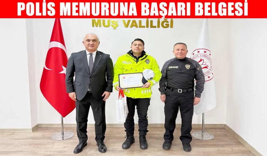Muş'ta üşüyen kuryeye eldivenlerini veren polis memuru ödüllendirildi