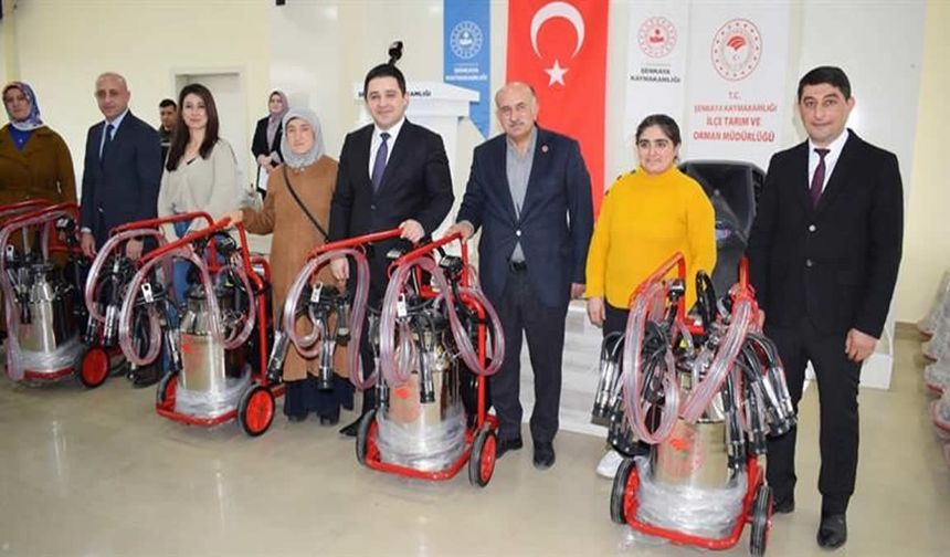 Şenkaya’da hayvancılığa modern dokunuş: 128 üreticiye süt sağım makinesi