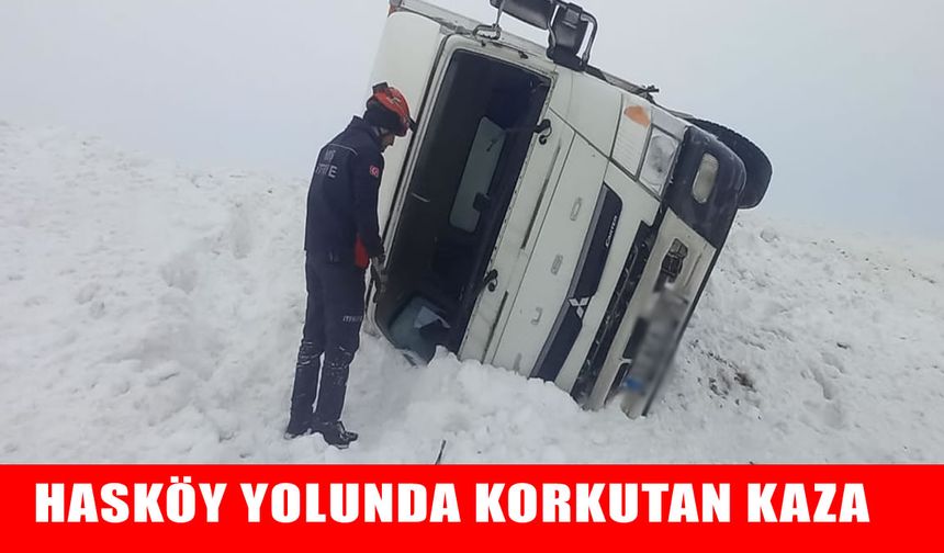 Muş'ta kar ve tipi şiddetini artırdı: Kamyonet yan yattı