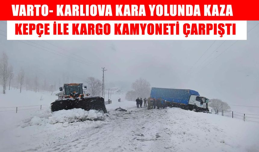 Varto-Karlıova yolunda iş makinası ve kargo aracı çarpıştı: 2 yaralı