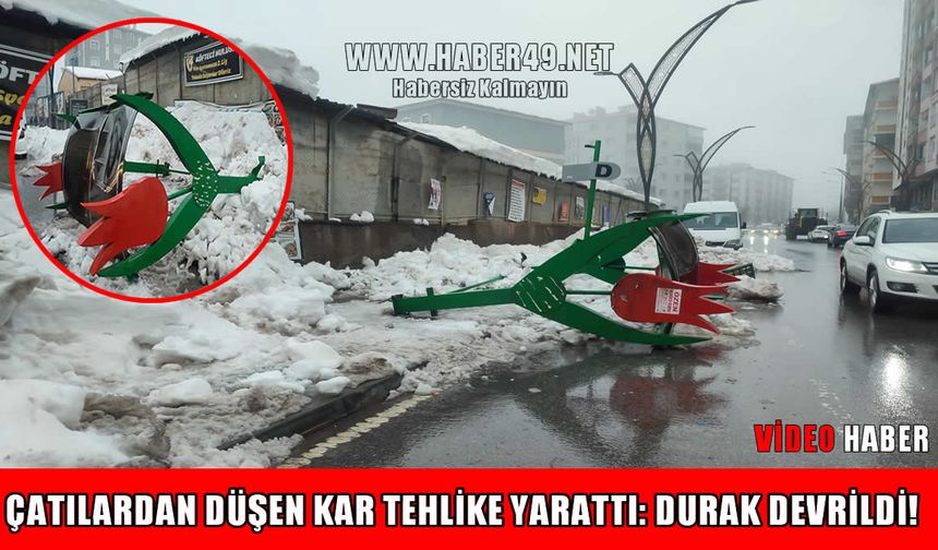 Muş’ta çatıdan düşen kar durağı devirdi