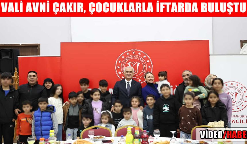Muş Valisi Çakır, koruyucu aileler ve çocuklarla iftar sofrasında buluştu