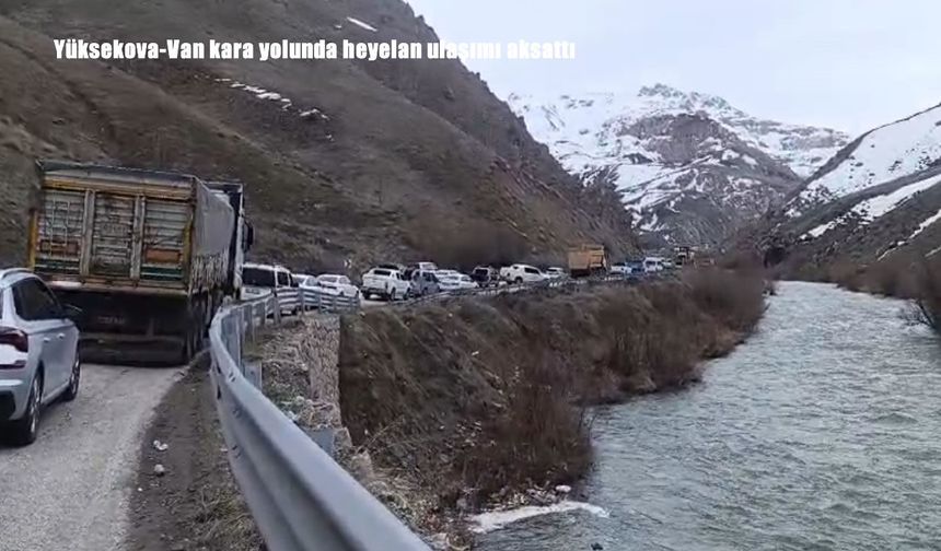 Heyelan, Yüksekova-Van kara yolunu kapattı