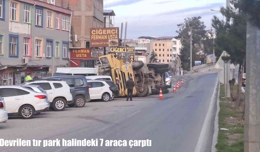 Diyarbakır’da saman yüklü tır devrildi: 7 araç hasar gördü