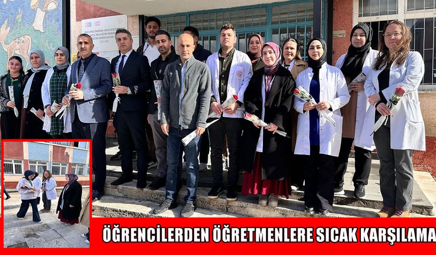 Muş’ta öğrenciler öğretmenlerini güllerle karşıladı