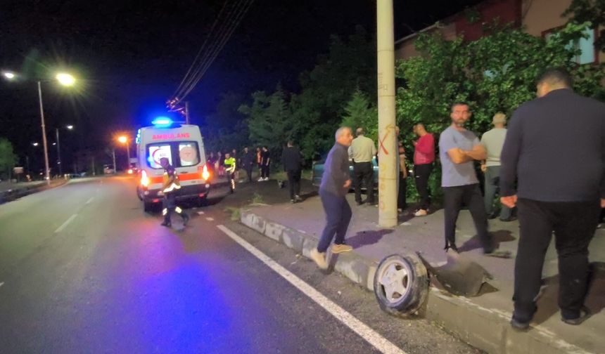Lastiği kopan otomobil kaldırıma çıkarak bahçe çitlerine girdi