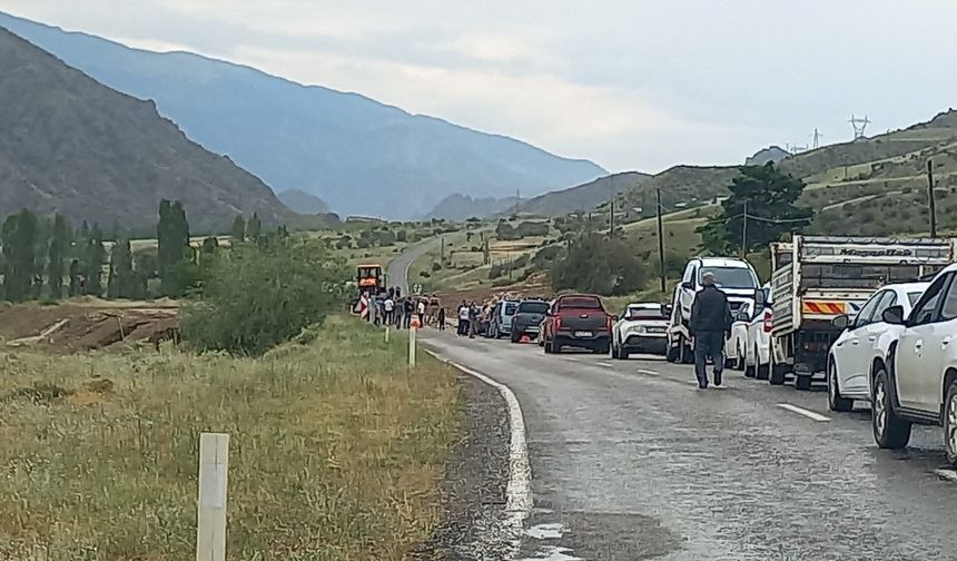 Oltu'da sağanak yağış sele neden oldu