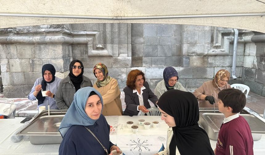 Erzurum Kent Konseyi Kadın Meclisi'nden Çifte Minareli Medrese önünde aşure ikramı