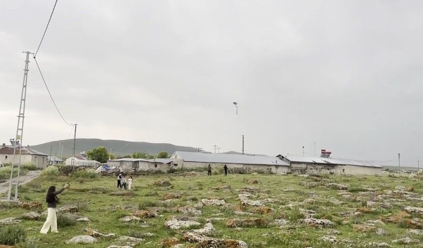 Kars'ta köy çocuklarının uçurtma sevinci