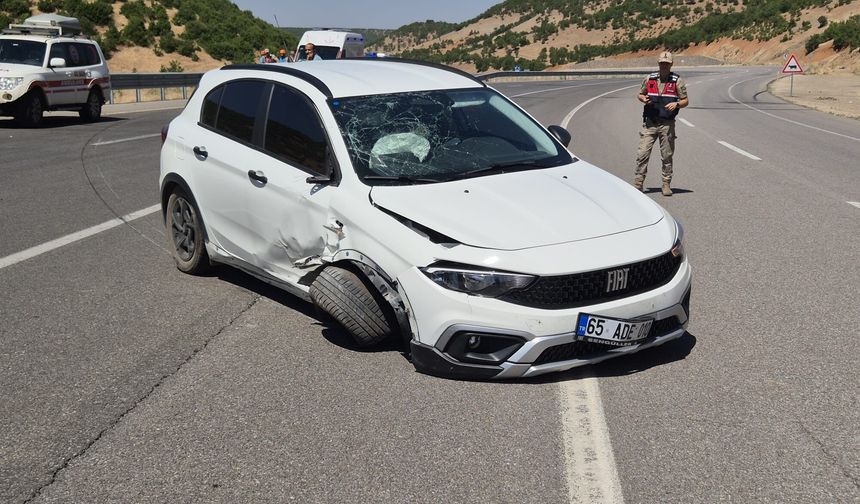 Bingöl’de otomobil bariyerlere çarptı: 4 yaralı