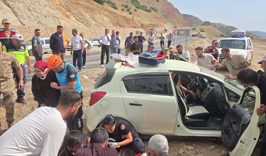 Bingöl'de kontrolden çıkan otomobil yoldan savruldu: 3 kişi yaralandı