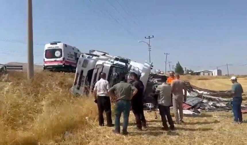 Elazığ'da kontrolden çıkan kamyon devrildi: Olası facia ucuz atlatıldı