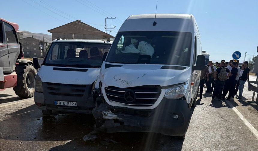 Yüksekova’da minibüs ile kamyonet çarpıştı: 10 yaralı