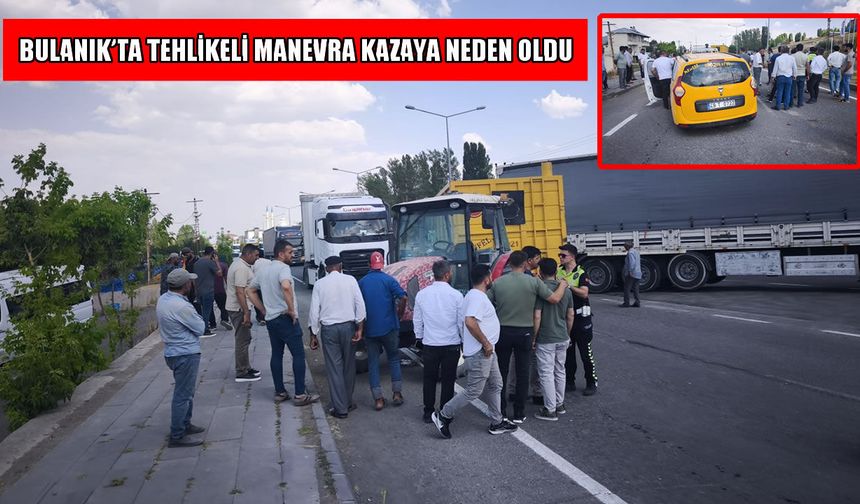 Bulanık’ta faciadan dönüldü: Traktör taksiyi refüje savurdu