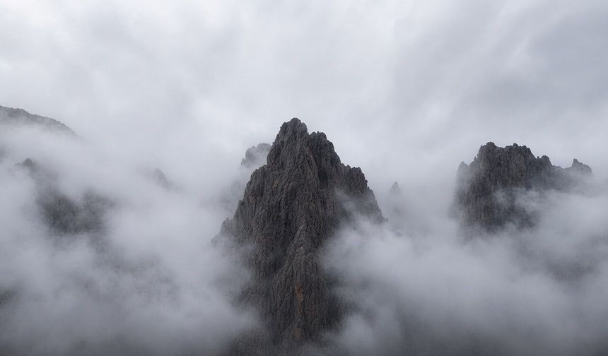 Erzincan’da sis bulutları doğayı masalsı görünüme bürüdü