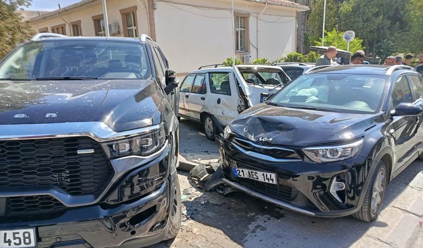 Kontrolden çıkan araç park halindeki 4 araca çarptı