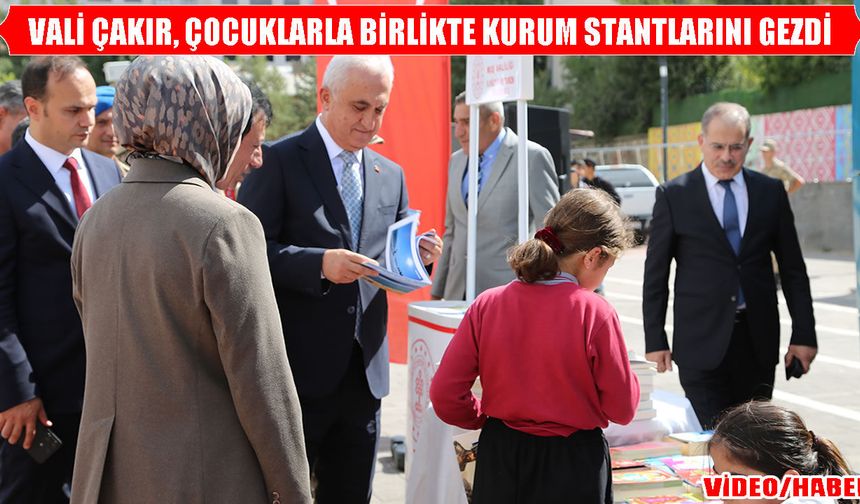 Muş Valisi Çakır, Kent Meydanı’ndaki kurum stantlarını ziyaret etti