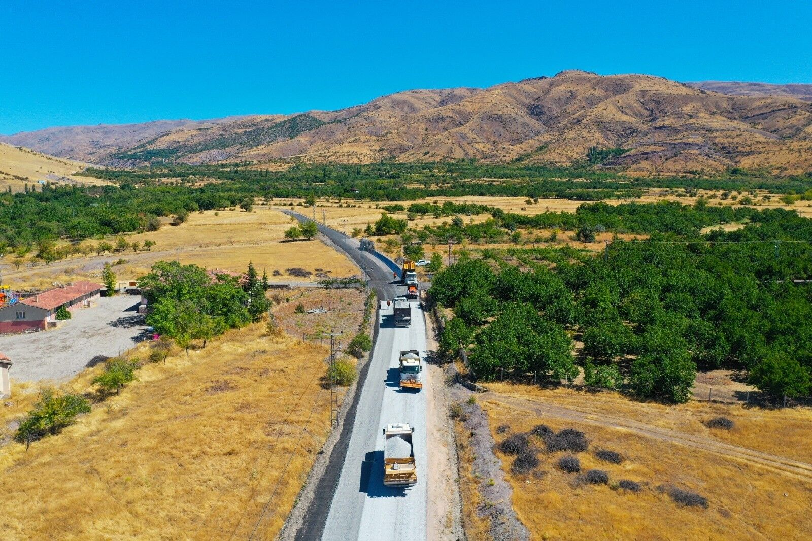 20 kilometrelik grup yolunda asfalt çalışması sürüyor