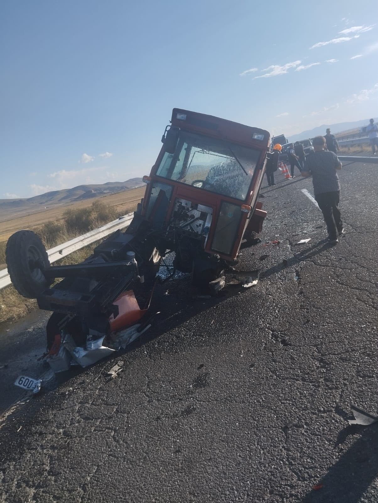 Kars’ta otomobil ile traktör çarpıştı: 6 yaralı