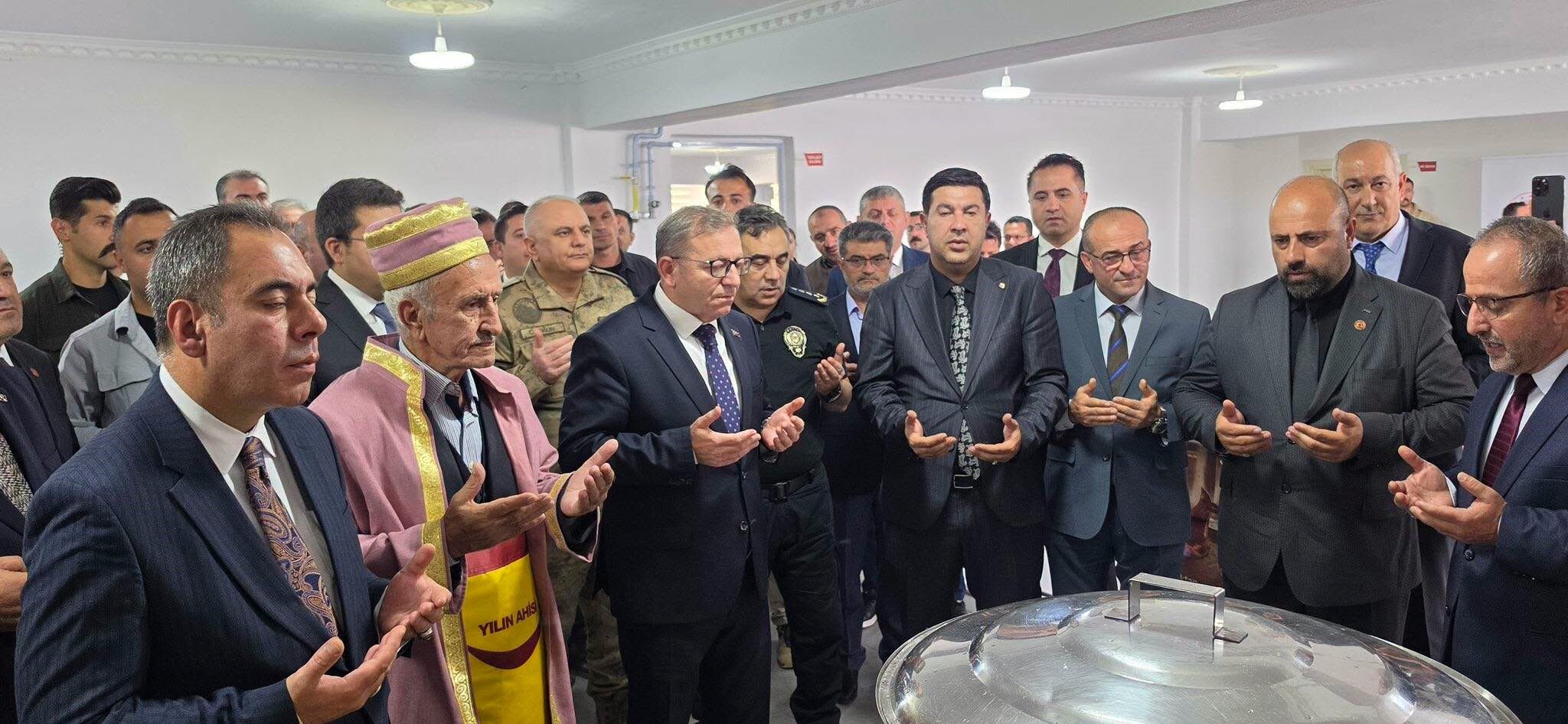 Kars’ta Ahilik Haftası coşkusu: Yılın Ahisi Tayyar Kaplan’a şed bağlandı