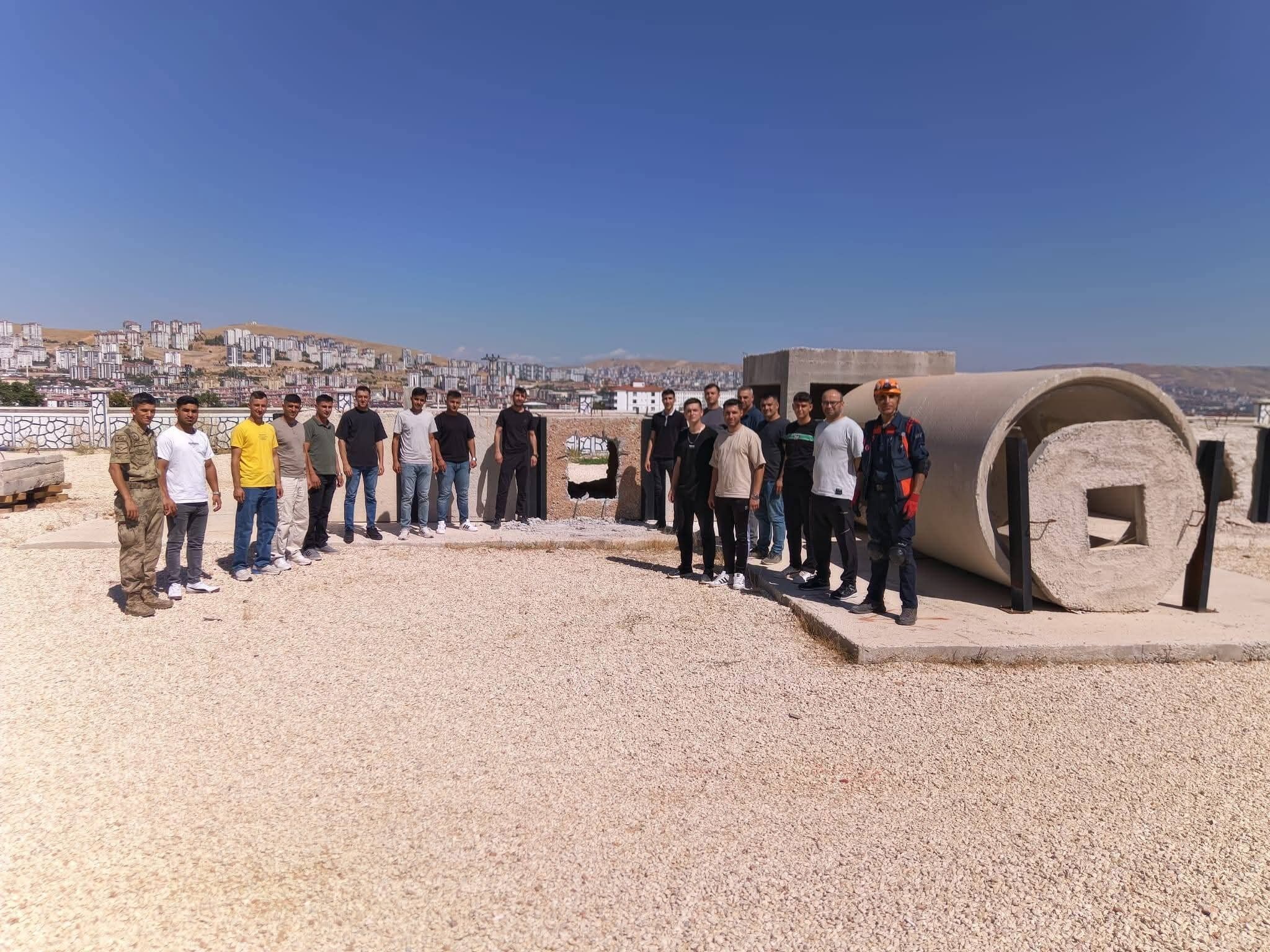 Elazığ’da jandarma personeline enkazda arama kurtarma eğitimi