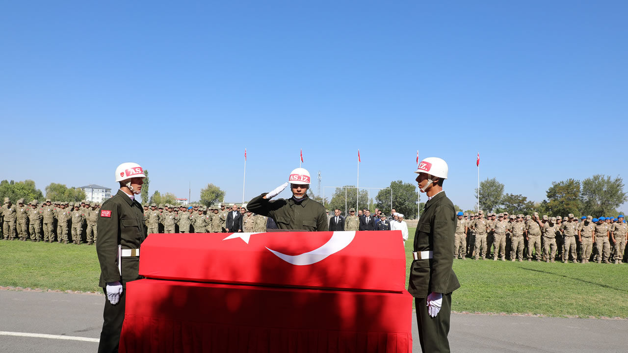 Iğdır’da askeri araç kazasında şehit olan asker için tören düzenlendi