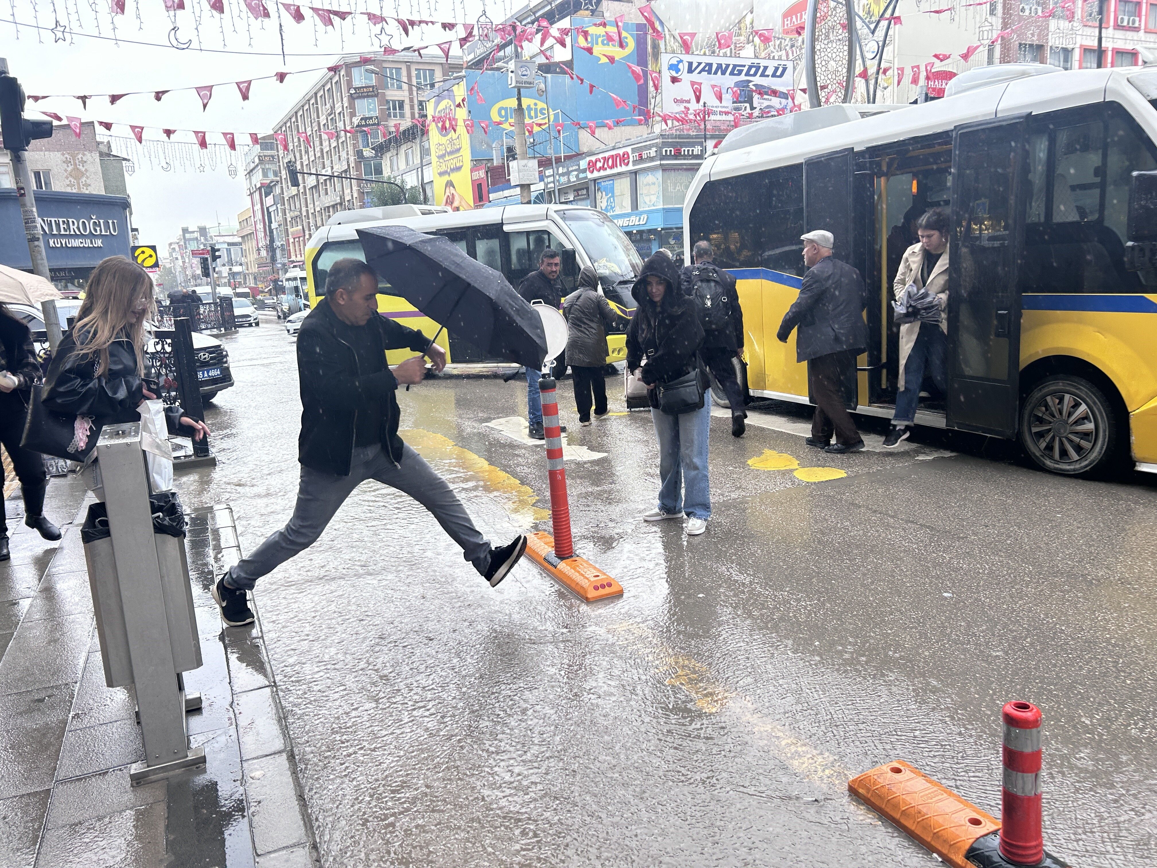 Van’da sağanak etkili oldu, Muş için de uyarı geldi