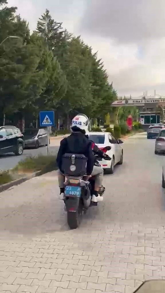 Elazığ'da KPSS'ye geç kalanlar, polisler tarafından yetiştirildi