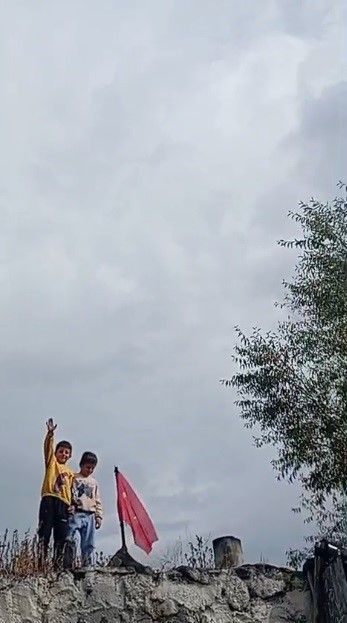 Sarıkamış’ta minik çocuklardan bayrak sevgisini gösteren anlamlı hareket