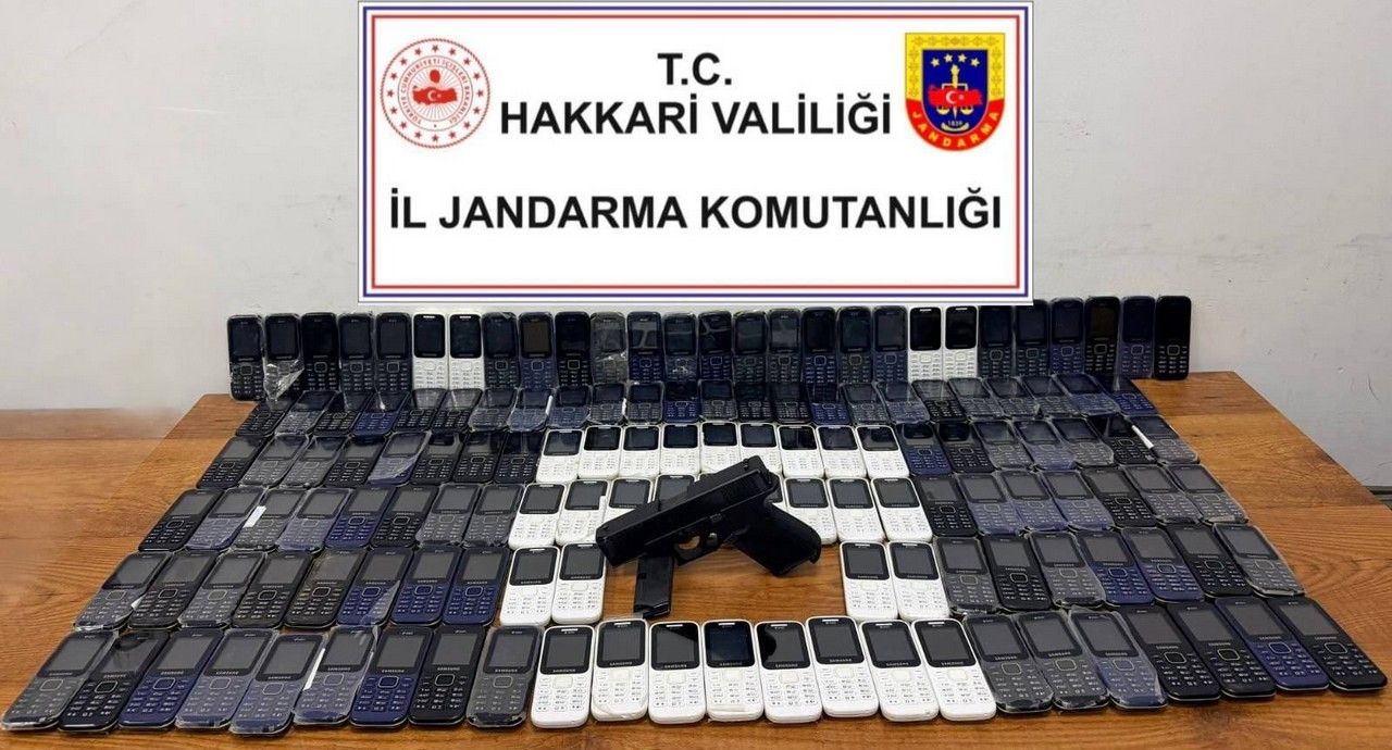 Hakkari’de 142 kaçak cep telefonu ele geçirildi