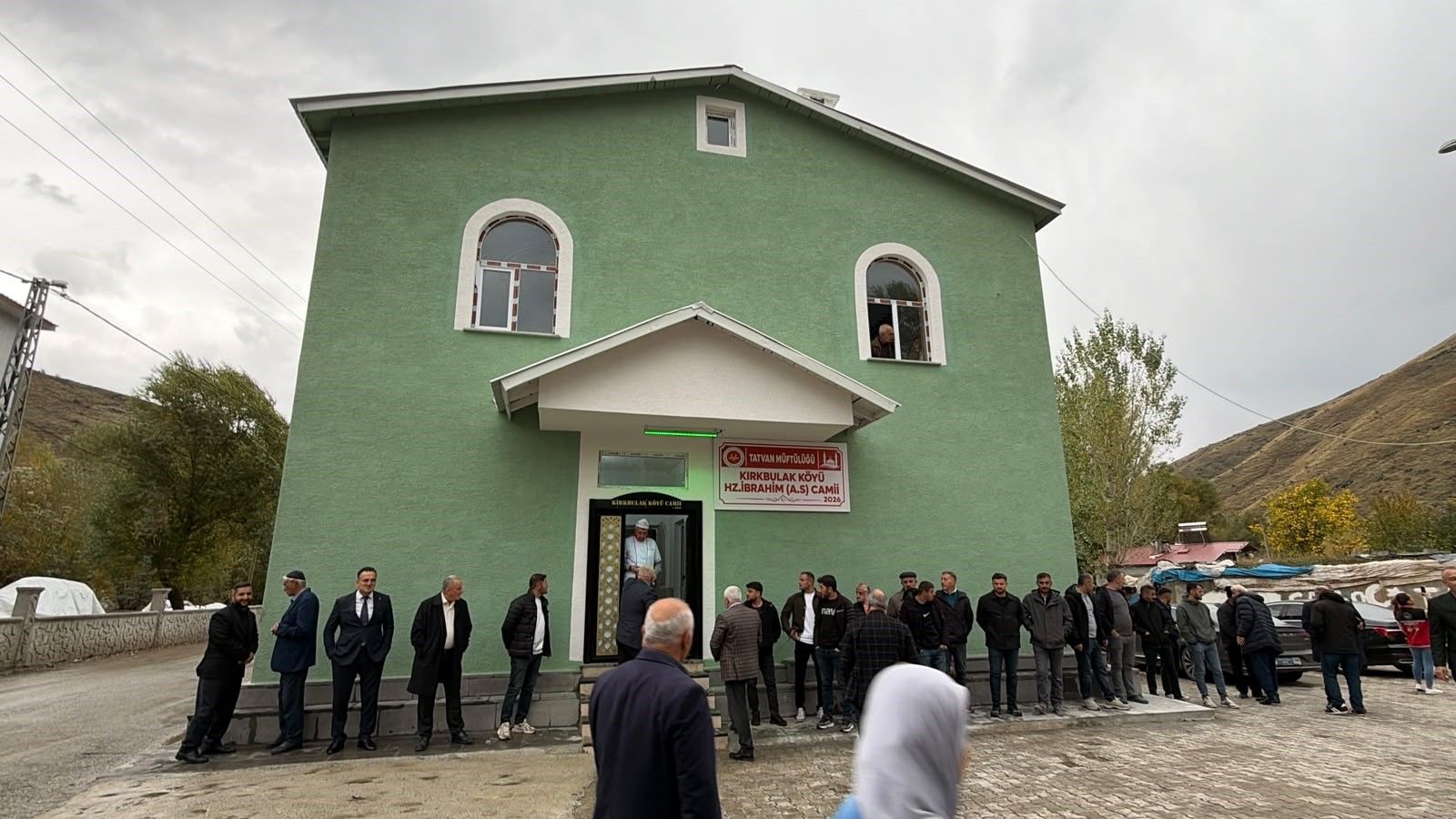 Tatvan’da hayırseverlerin desteğiyle yapılan cami ibadete açıldı
